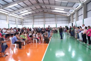 Prefeitura inaugura asfalto e ginásio no Vila Rica