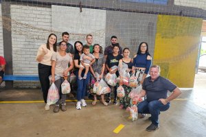 Famílias de catadores recebem brinde de Natal