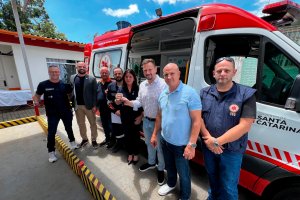 Prefeitura de Chapec&oacute; recebe nova ambul&acirc;ncia para o SAMU