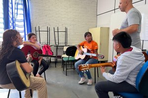 Oficina de ver&atilde;o leva aulas de viol&atilde;o gratuitas a crian&ccedil;as de Chapec&oacute;