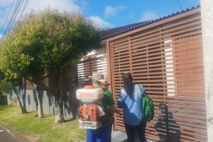 Vigil&acirc;ncia em Sa&uacute;de realiza a&ccedil;&atilde;o contra mosquito da dengue no bairro Santo Ant&ocirc;nio