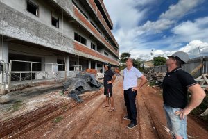 Prefeito em exerc&iacute;cio visita obras no CEIM Mario Lanznaster