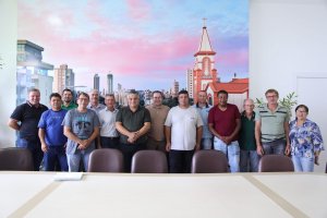 Prefeito recebe moradores do Passo dos Fortes