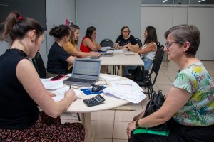 Relatório de Matrícula Oficial é entregue por Secretários Escolares na Secretaria de Educação