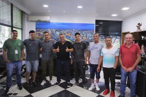 Recuperados pelo programa M&atilde;o Amiga visitam gabinete do prefeito