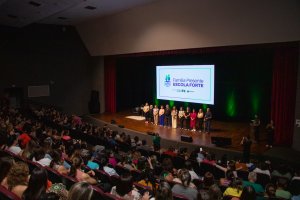 Emilio Munaro realiza palestra para famílias e profissionais da Rede Municipal de Ensino