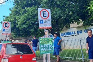 Novas placas de trânsito são instaladas em Chapecó