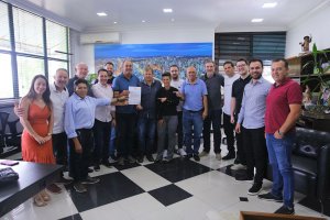 Prefeito em exercício recebe recursos de emenda parlamentar