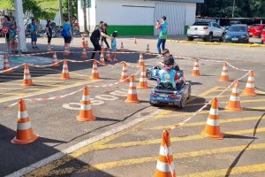 Crianças e adolescentes são orientados sobre cuidados no trânsito