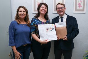 Secretaria de Educa&ccedil;&atilde;o recebe livros doados pela Funda&ccedil;&atilde;o Logos&oacute;fica