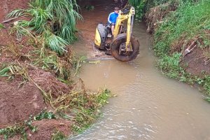 Equipes da Prefeitura encontram lixo em limpeza de córrego