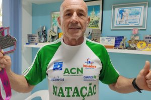 NADADOR DA ACN CHAPEC&Oacute; CONQUISTA T&Iacute;TULO NA TRAVESSIA NOTURNA DE BOMBINHAS