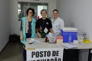 Secretaria de Sa&uacute;de vacinou mais de mil pessoas no final de semana