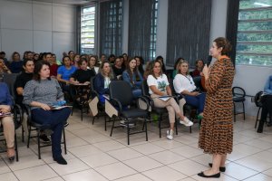 Secretaria de Educa&ccedil;&atilde;o promove palestra em homenagem ao Dia das M&atilde;es