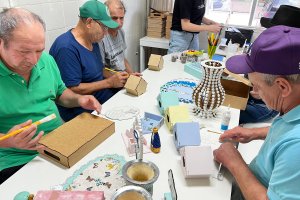 Aulas de Arteterapia transformam a vida de idosos no Centro de Conviv&ecirc;ncia de Chapec&oacute;