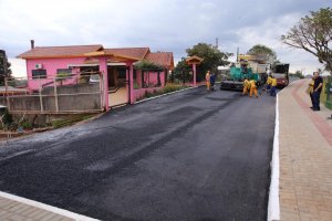 Asfalto e pra&ccedil;a do Bairro L&iacute;der s&atilde;o entregues &agrave; comunidade