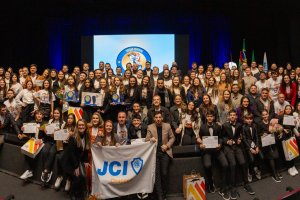 Alunos da Rede Municipal emocionam plateia durante a final do Orat&oacute;ria nas escolas