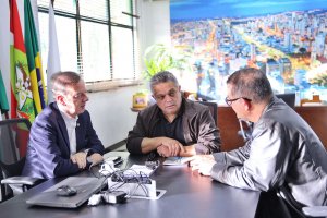 Prefeito de Chapec&oacute; recebe deputado que indicou recursos para a sa&uacute;de