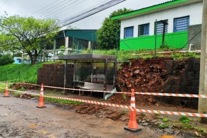 Chuva provoca queda de muro em escola no bairro Semin&aacute;rio