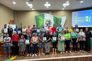 Prefeitura de Chapec&oacute; entrega mais 21 matr&iacute;culas de regulariza&ccedil;&atilde;o fundi&aacute;ria