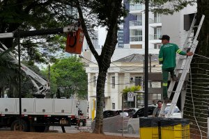 Pra&ccedil;a Coronel Bertaso &eacute; isolada para instala&ccedil;&atilde;o da decora&ccedil;&atilde;o natalina