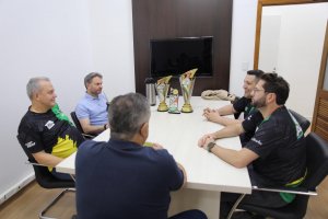 Prefeito de Chapec&oacute; recebe equipe campe&atilde; catarinense de tiro ao prato