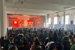 Secretaria da Fam&iacute;lia promove teatro para crian&ccedil;as e adolescentes dos Centros de Conviv&ecirc;ncia