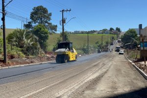 Prefeitura pavimenta mais um trecho da rua John Kennedy