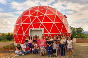 Público atendido pela Secretaria da Família de Chapecó visita planetário da Udesc
