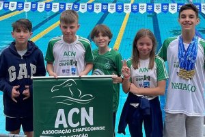 Nadador de Chapec&oacute; &eacute; tricampe&atilde;o Sulbrasileiro