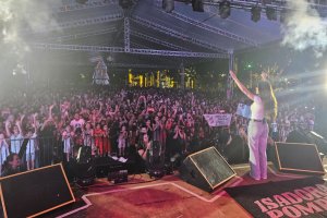 Natal da Fam&iacute;lia re&uacute;ne milhares de pessoas em shows de Isadora Pompeo e Leandro Borges