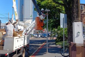 Prefeitura instala 100 novas lumin&aacute;rias na Avenida Get&uacute;lio Vargas