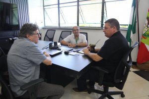 Prefeito em exerc&iacute;cio recebe presidente da ASAPREV