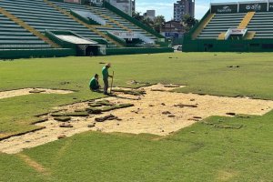 Inicia a retirada do gramado da Arena Cond&aacute; para troca por sint&eacute;tico