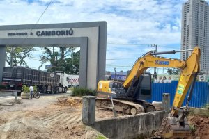Equipes de Chapec&oacute; auxiliam na desobstru&ccedil;&atilde;o de c&oacute;rregos e limpeza em BC e Cambori&uacute;