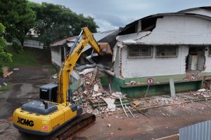 Inicia demoli&ccedil;&atilde;o de pr&eacute;dio para constru&ccedil;&atilde;o da nova sede da C&acirc;mara de Vereadores de Chapec&oacute;