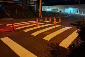 Prefeitura de Chapec&oacute; realiza revitaliza&ccedil;&atilde;o de sinaliza&ccedil;&atilde;o em frente as escolas