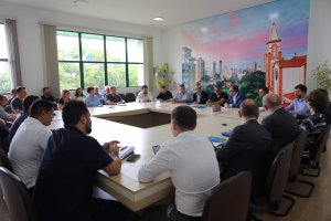 Prefeito de Chapec&oacute; e Caixa celebram conv&ecirc;nio para a constru&ccedil;&atilde;o de 82 casas populares