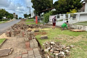 Iniciam obras de alargamento da rua Uruguai para melhorar mobilidade urbana de Chapec&oacute;
