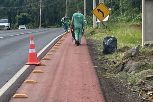 Prefeitura de Chapecó utiliza detentos para limpeza do Contorno Viário Oeste