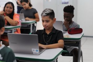Prefeitura amplia projeto Pensamento Computacional e entrega novos chromebooks