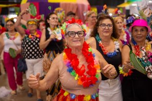Carnaval do Grupo de Idosos re&uacute;ne bom p&uacute;blico em Chapec&oacute;