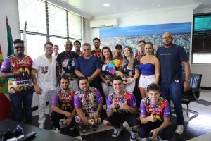 Campe&otilde;es do carnaval de Joa&ccedil;aba visitam prefeito Jo&atilde;o Rodrigues