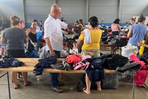 Feira de roupas usadas da Prefeitura beneficia 105 fam&iacute;lias da Baronesa da Limeira