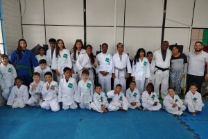 Atletas do Jud&ocirc; do Programa Atleta do Futuro recebem quimonos