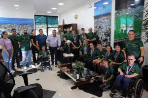 Prefeito de Chapec&oacute; recebe equipe premiada nas Paralimp&iacute;adas Escolares