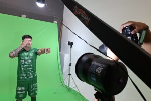 Chape Futsal faz fotos para &aacute;lbum de figurinhas do Brasileiro