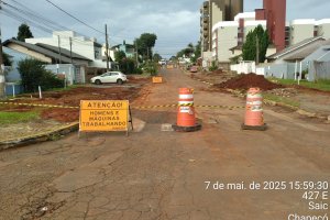 Rua Uruguai &eacute; fechada para obras de alargamento