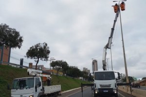 Secretaria de Servi&ccedil;os Urbanos realiza troca de l&acirc;mpadas no Elevado
