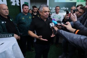 Prefeitura de Chapec&oacute; d&aacute; ordem de servi&ccedil;o para reforma da ilumina&ccedil;&atilde;o da Arena Cond&aacute;